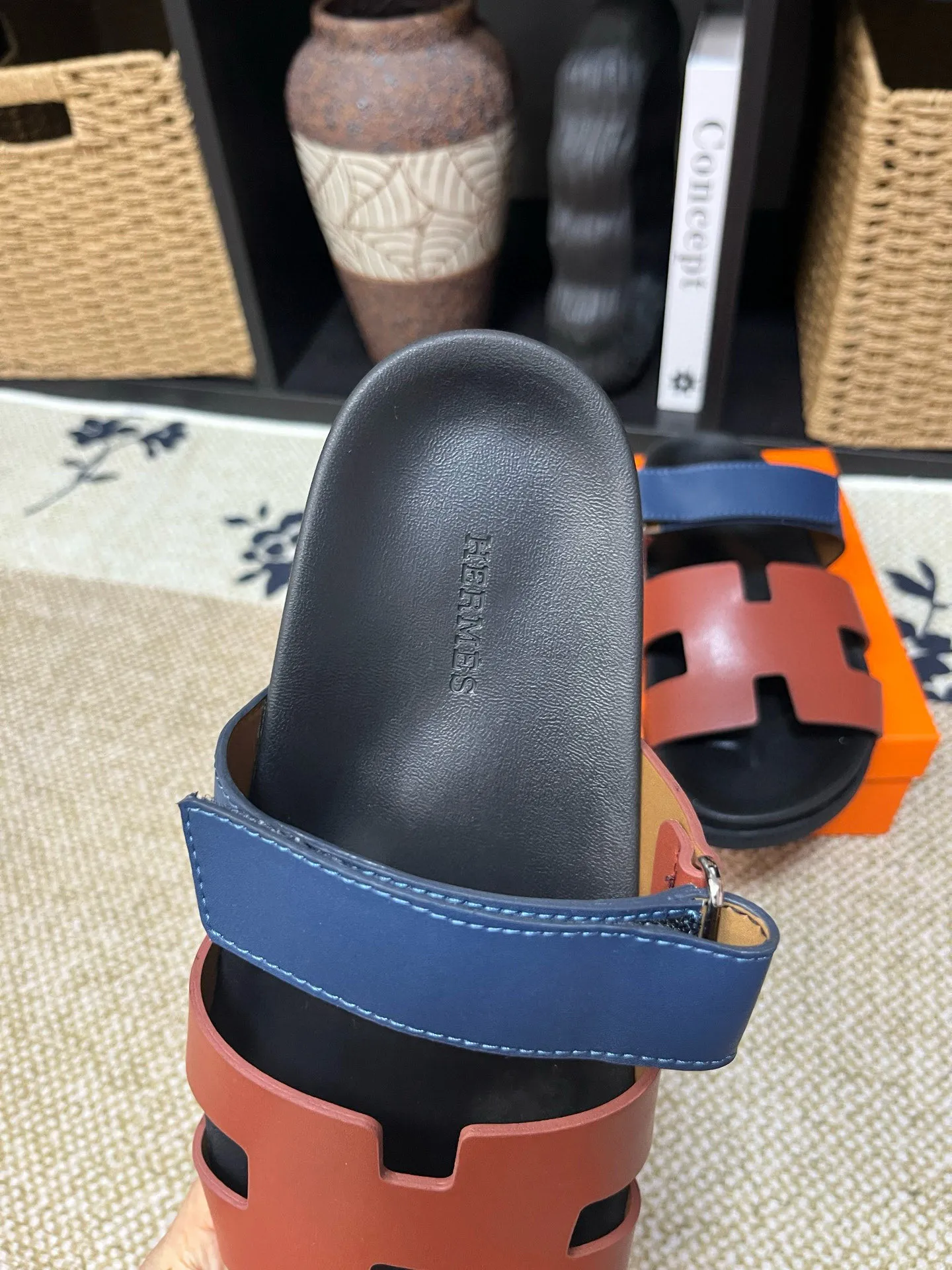 P300 Long-term stock Hermes men’s Kazimir slippers for couples - top quality woven calfskin functional sandals with intertwined uppers inspired by the “H” iconic pattern to create a casual look, perfect for summer. Imported cowhide + cowhide lining + TUP outsole Size: 35-46